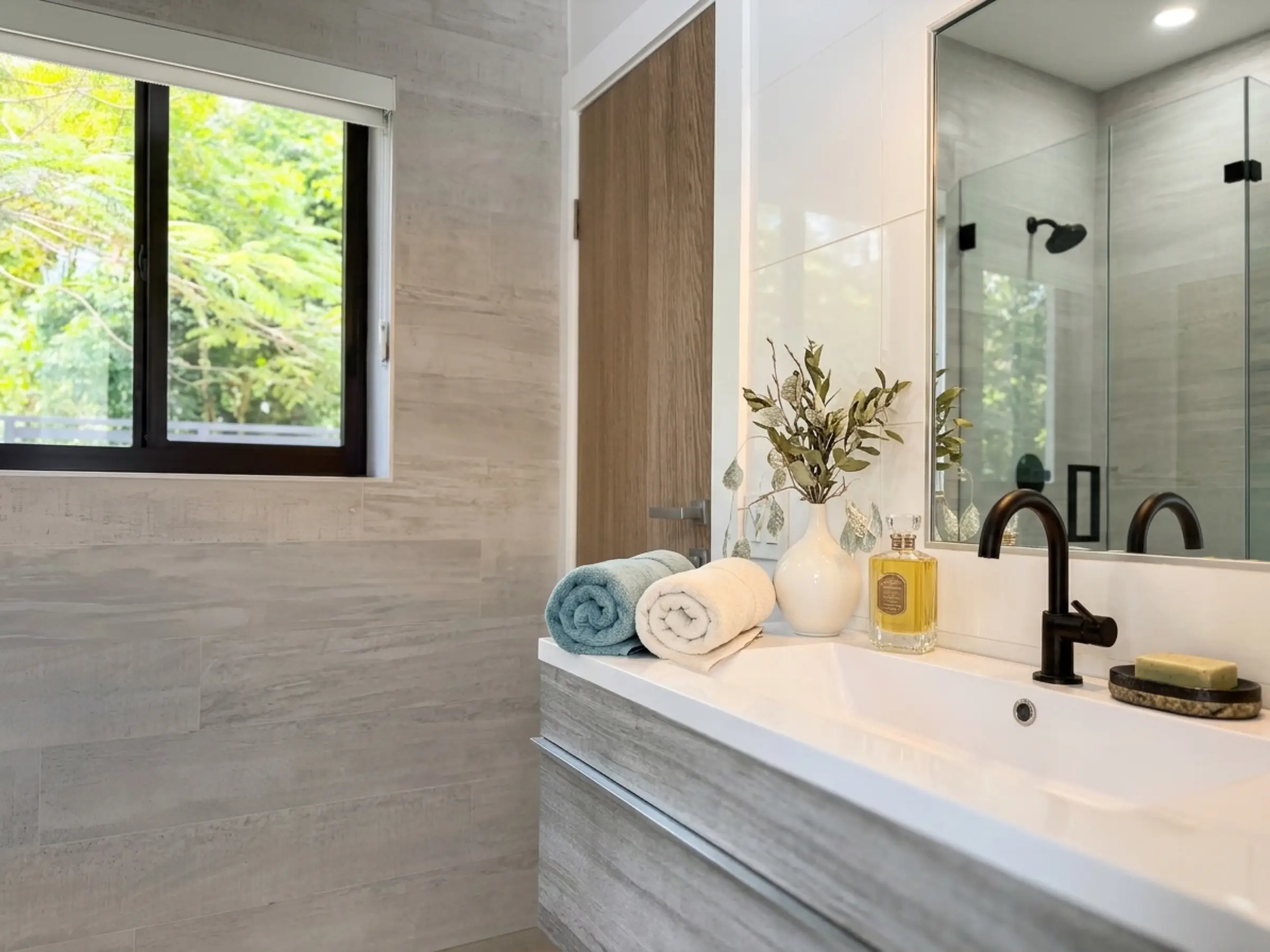 Cabana bath with direct pool access